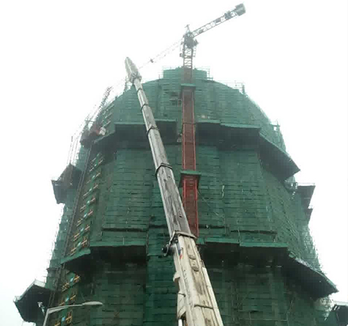 大观吊车在工地上作业